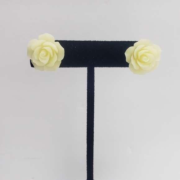 🔵 3/$10 Ivory Blooming Rose Flower Earrings - Picture 1 of 5